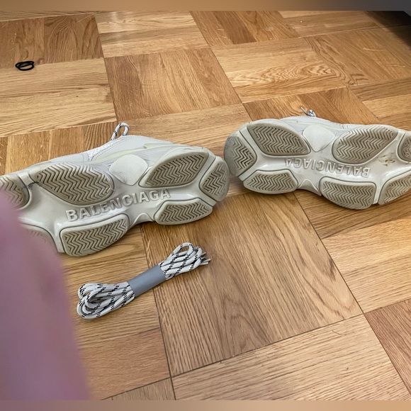 BALENCIAGA triple S logo embroidered sneakers - Picture 2 of 8